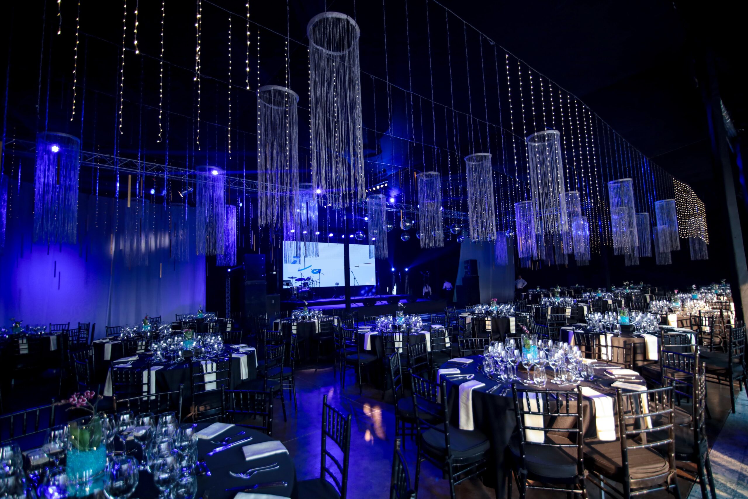 Montaje de gala corporativa con iluminación azul producida por AO Producciones en Santiago